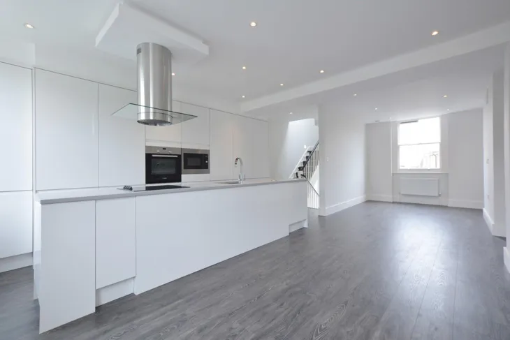 Flat Ainger Road in Greater London