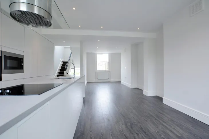 Flat Ainger Road in Greater London