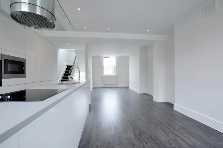 Flat Ainger Road in Greater London