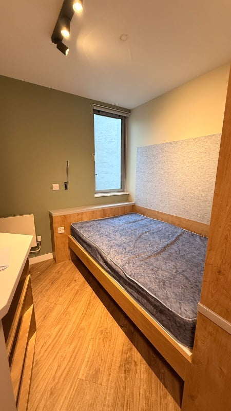 Room Settles Street in Greater London