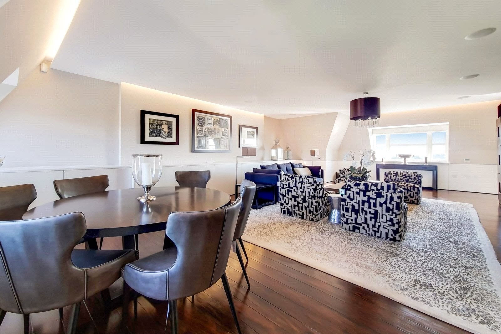 Flat Bell Lane in Greater London
