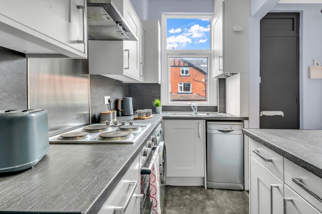 Flat Glebe Road in Greater London