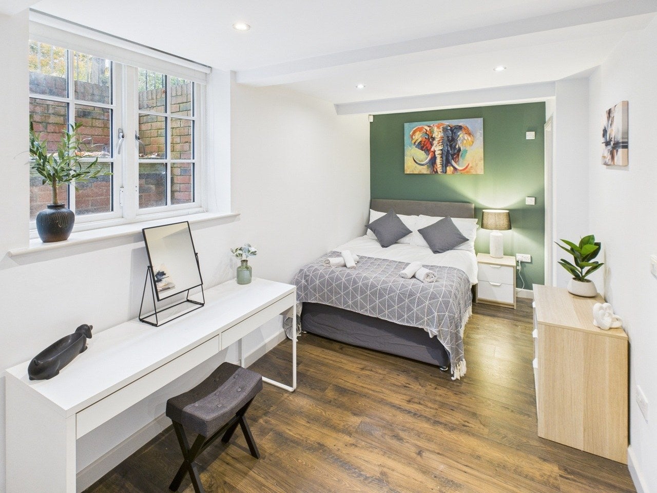 Flat Glebe Road in Greater London