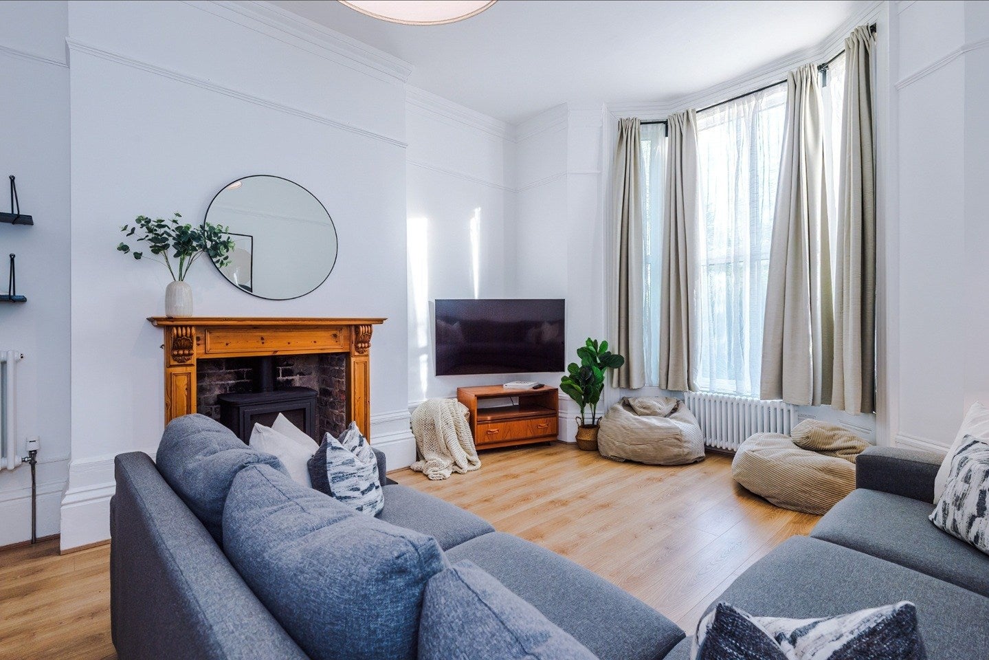 Flat Glebe Road in Greater London