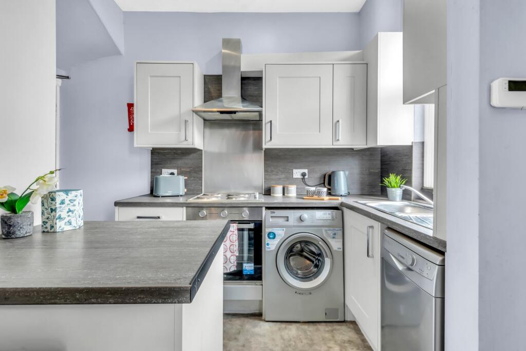 Flat Glebe Road in Greater London