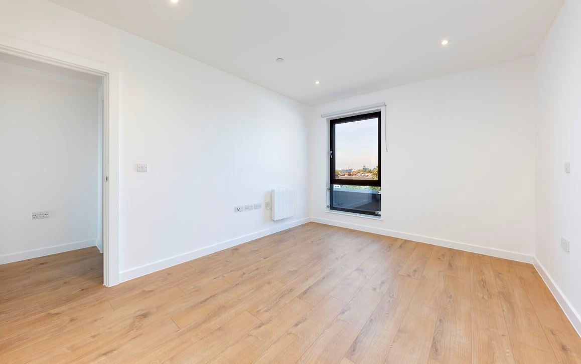 Flat Baytree Road in Greater London