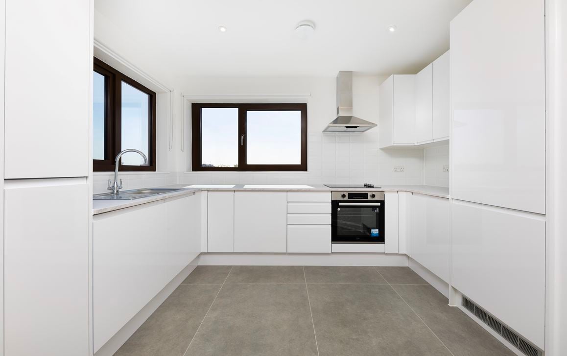 Flat Baytree Road in Greater London