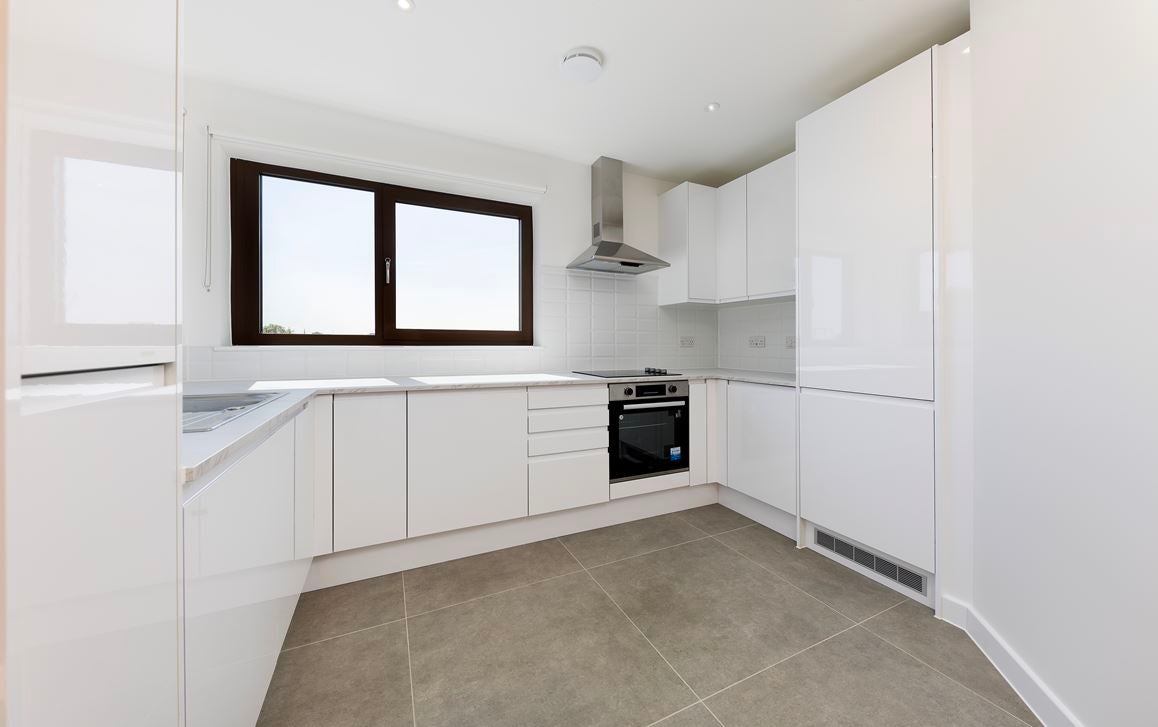 Flat Baytree Road in Greater London