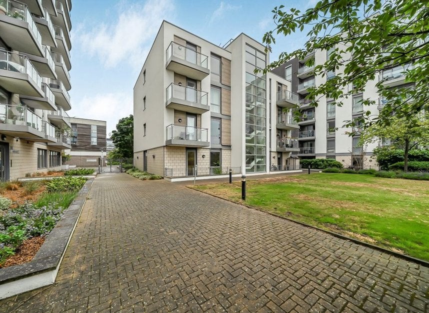 Flat Clayponds Lane in Greater London