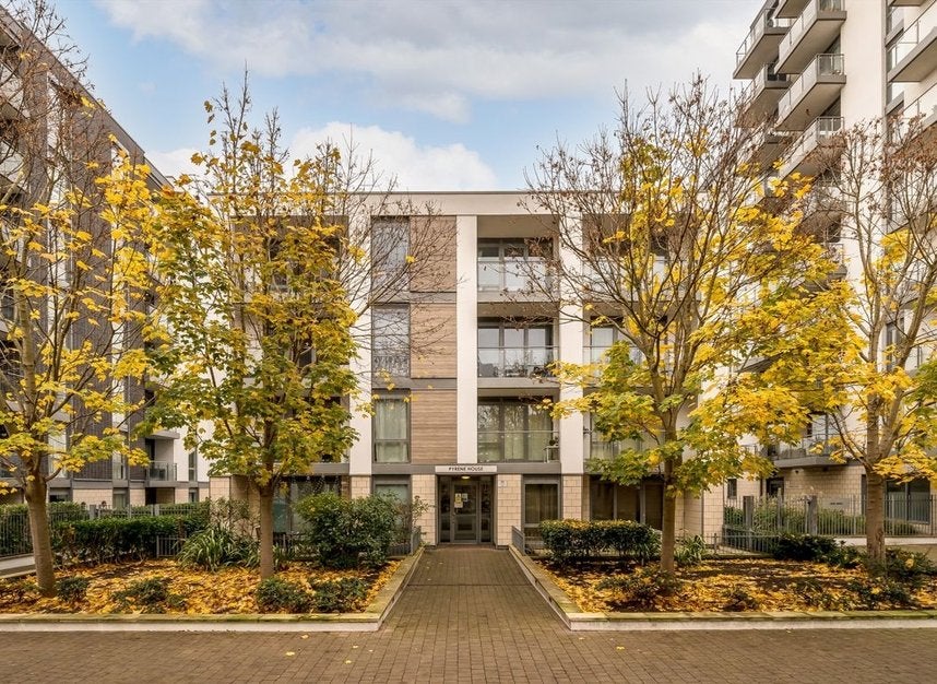 Flat Clayponds Lane in Greater London