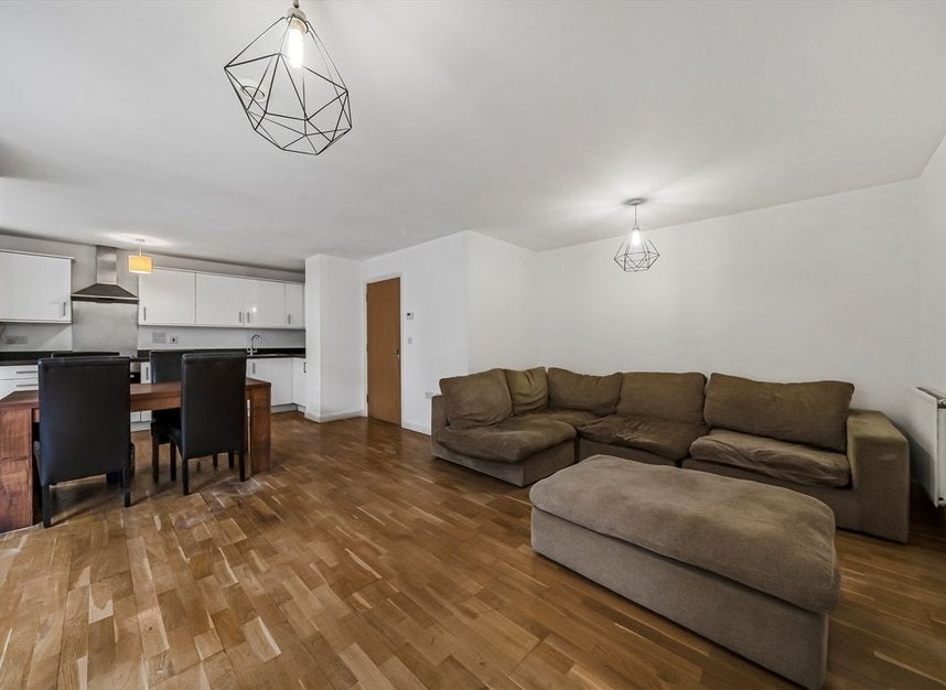 Flat Clayponds Lane in Greater London