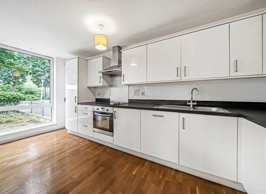 Flat Clayponds Lane in Greater London