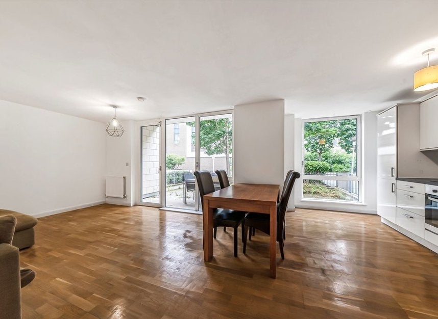 Flat Clayponds Lane in Greater London