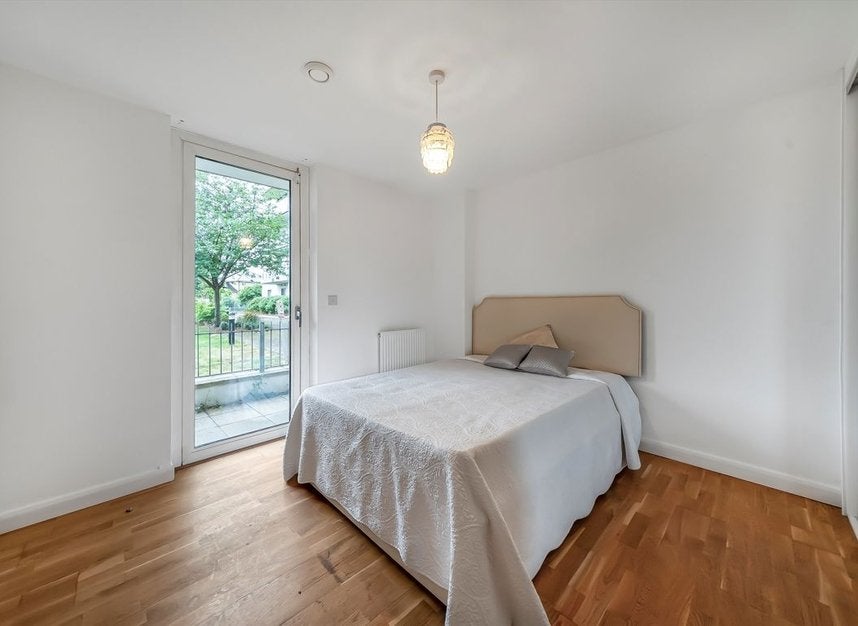 Flat Clayponds Lane in Greater London