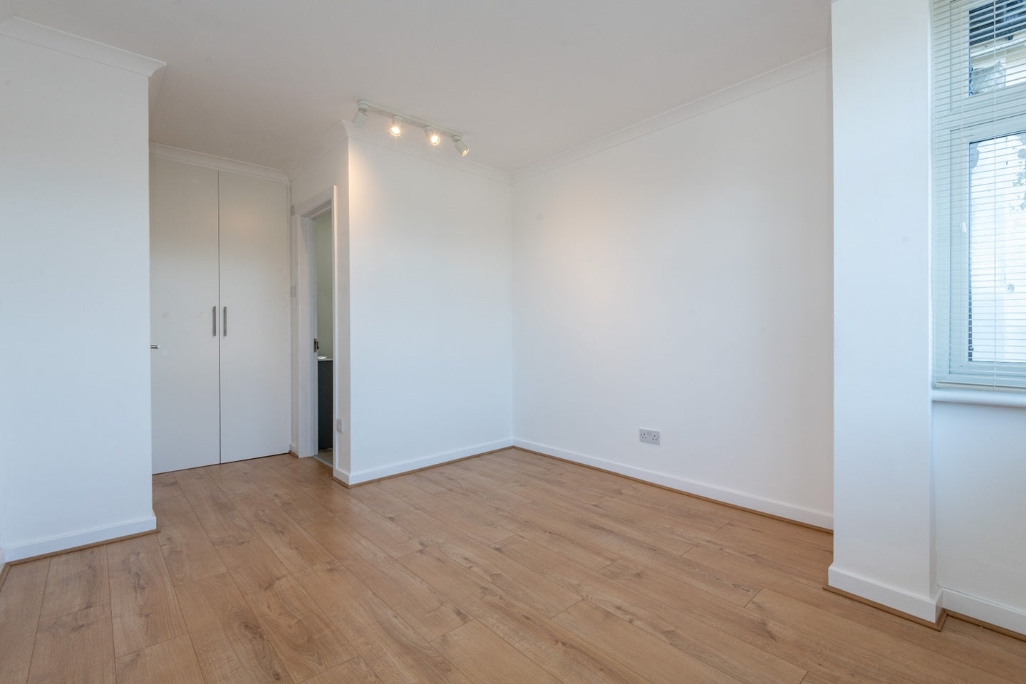 Flat Hillcrest Avenue in Greater London