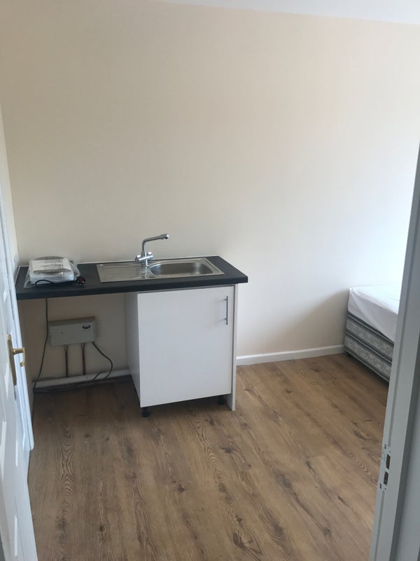 Room Rivets Meadow Close in Braunstone Town