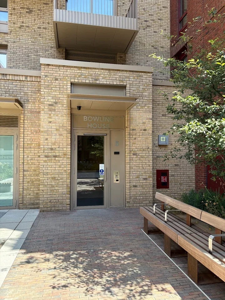 Flat Hemlock Street in Greater London