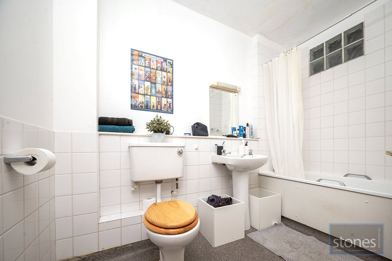 Flat Bredgar Road in Greater London