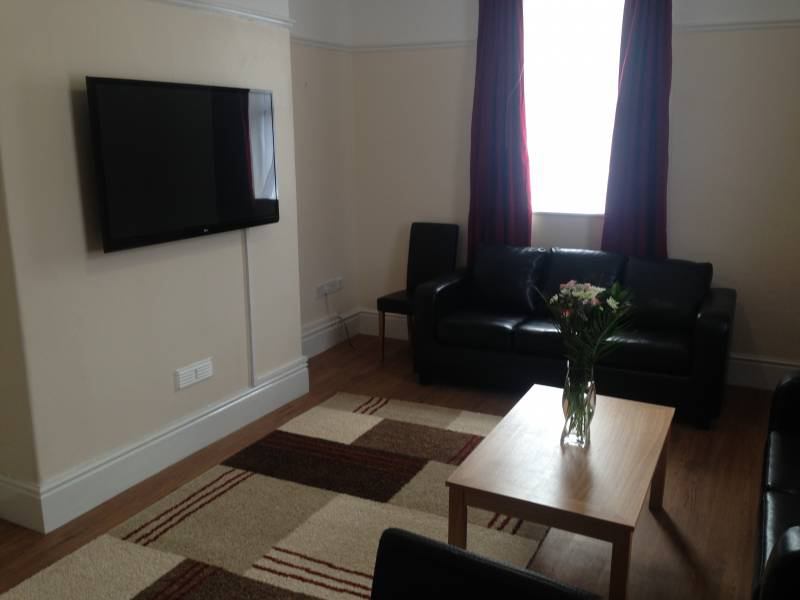 Room Neville Road in Crosby