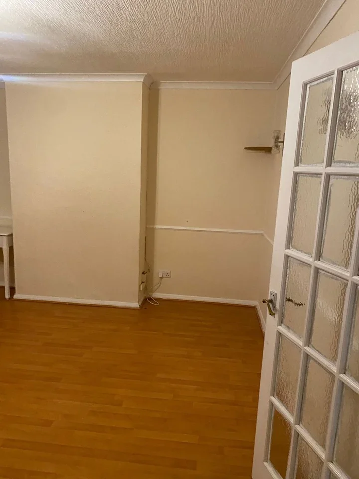 Flat Rowe Walk in Greater London