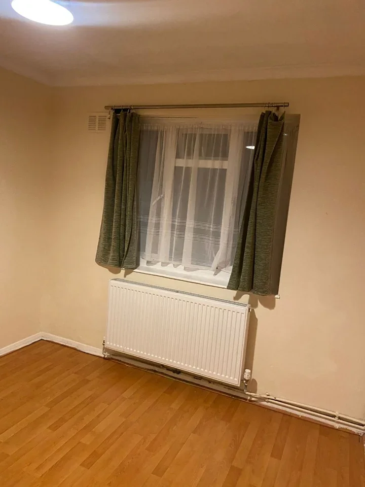 Flat Rowe Walk in Greater London