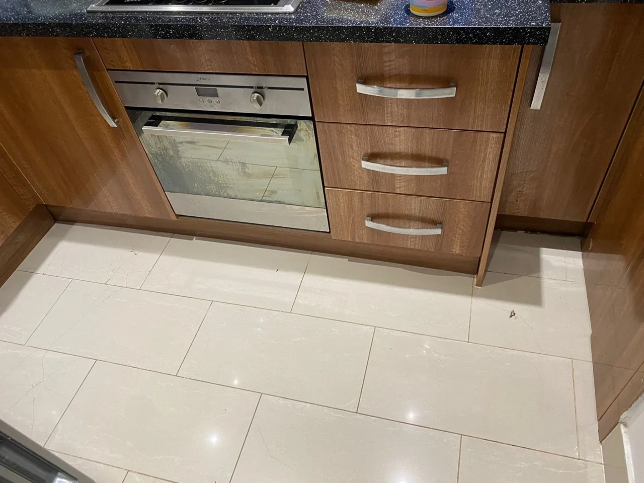 Flat Rowe Walk in Greater London