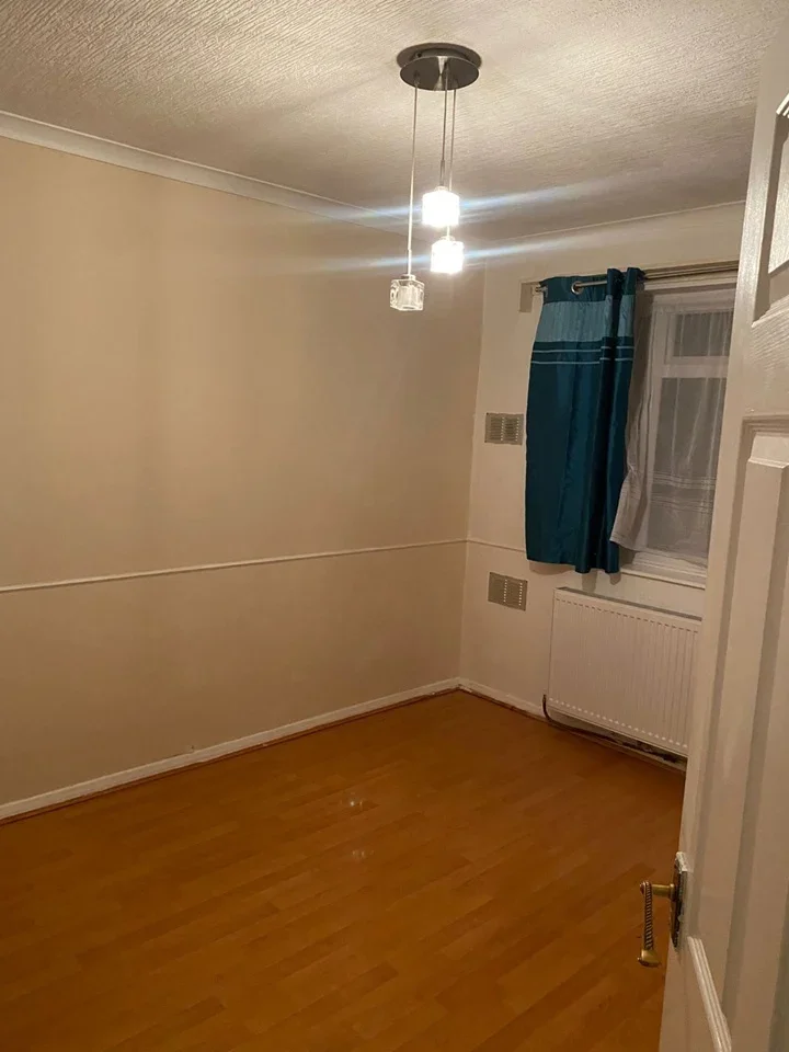 Flat Rowe Walk in Greater London