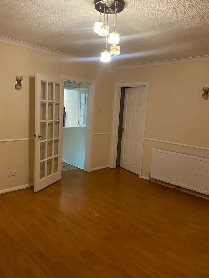 Flat Rowe Walk in Greater London