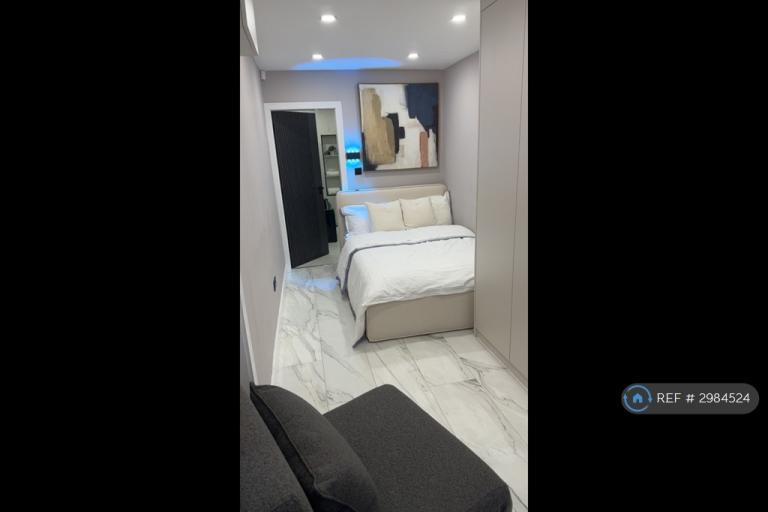 Room Springhill Road in Wolverhampton