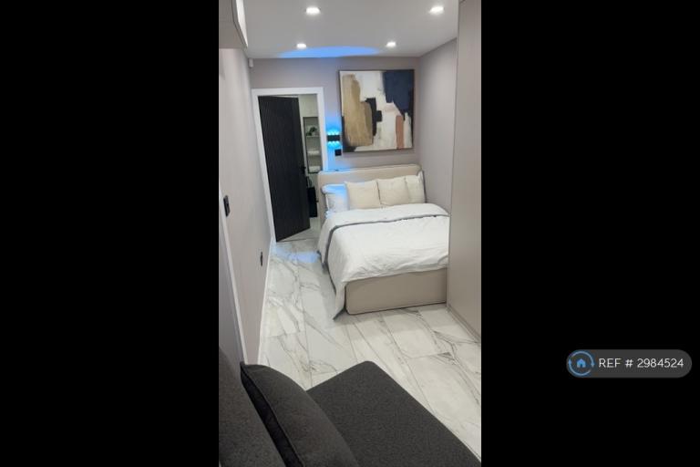 Room Springhill Road in Wolverhampton