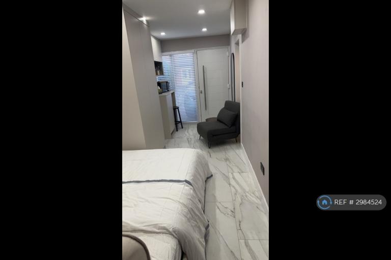 Room Springhill Road in Wolverhampton