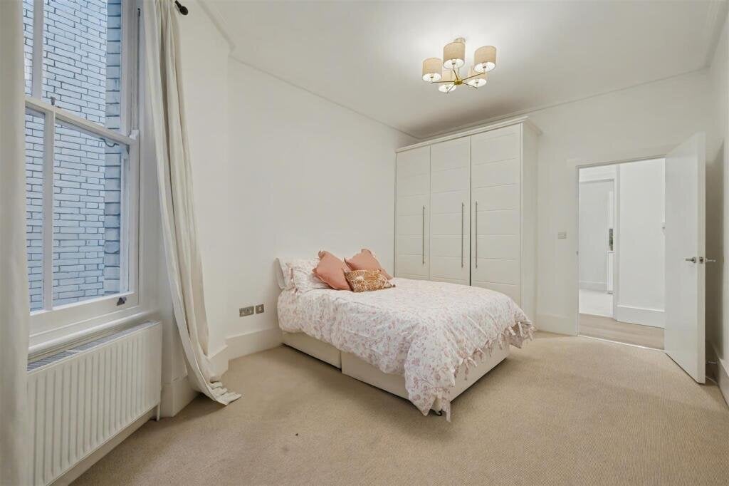 Flat West End Lane in Greater London