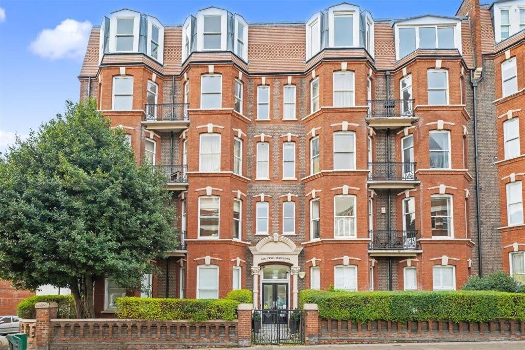 Flat West End Lane in Greater London