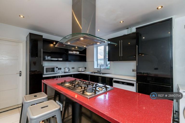 Room Cauldon Road in Stoke-on-Trent