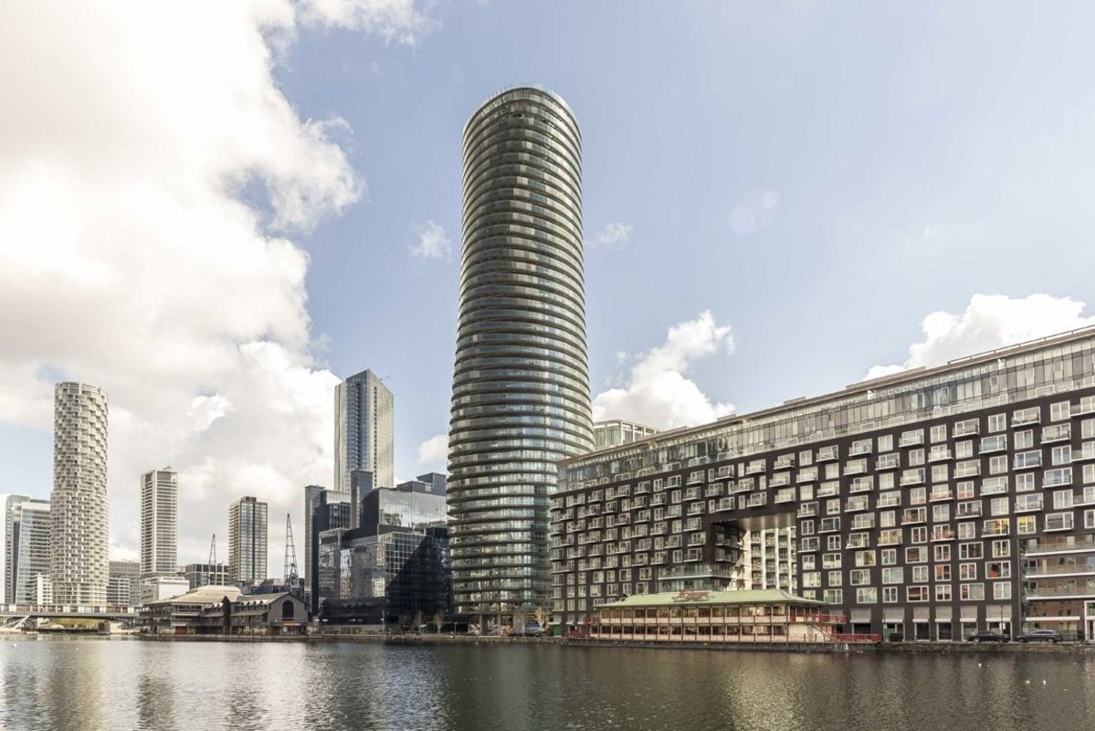 Flat Crossharbour Plaza in Greater London