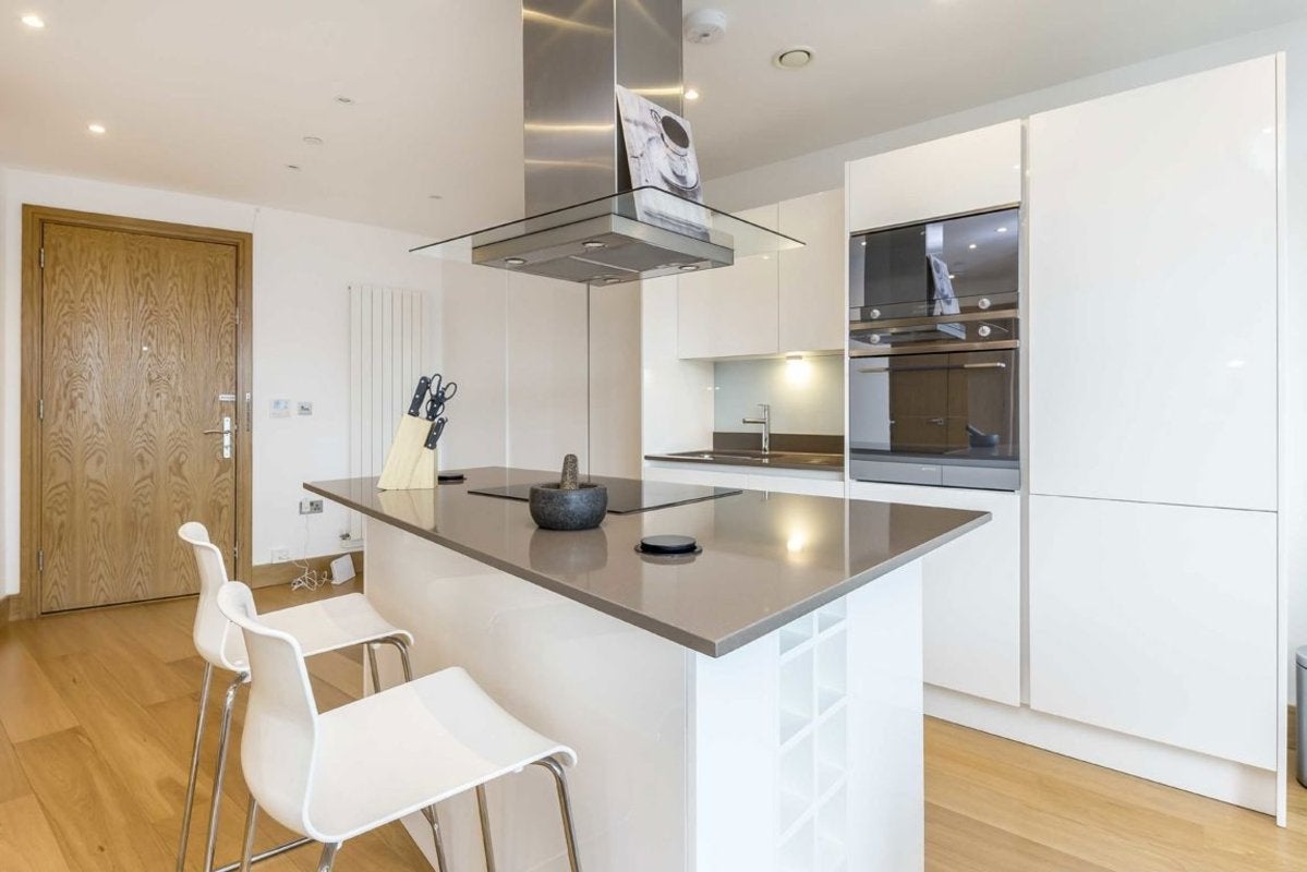 Flat Crossharbour Plaza in Greater London
