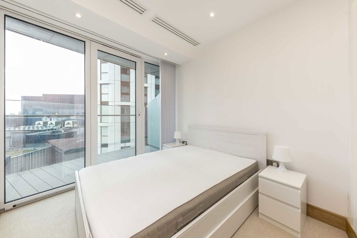 Flat Crossharbour Plaza in Greater London