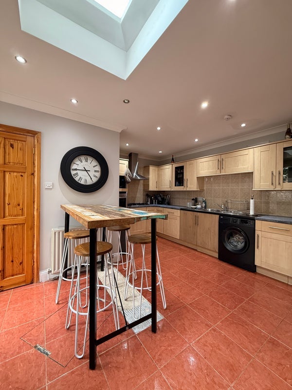 Room Dafforne Road in Greater London