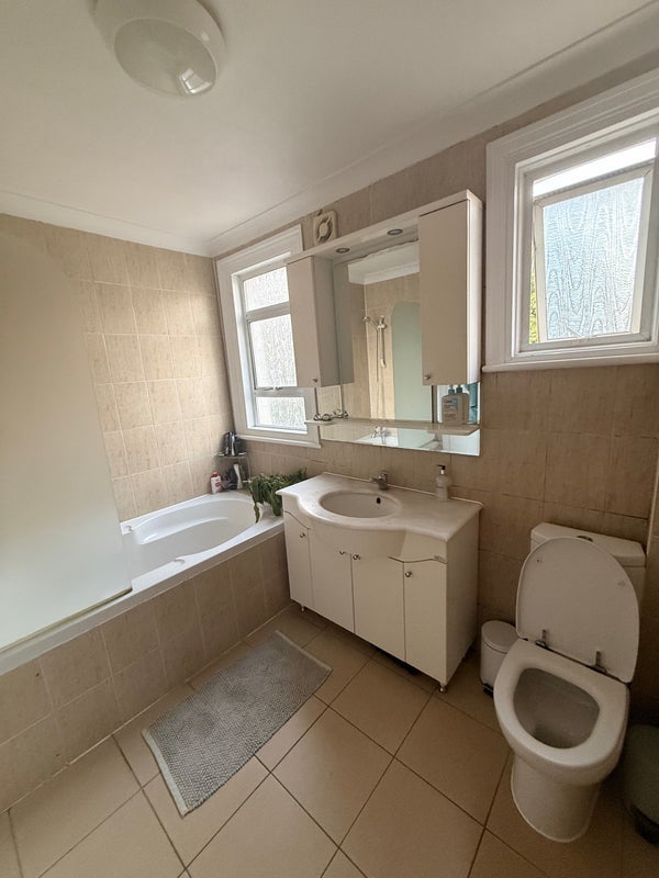 Room Dafforne Road in Greater London