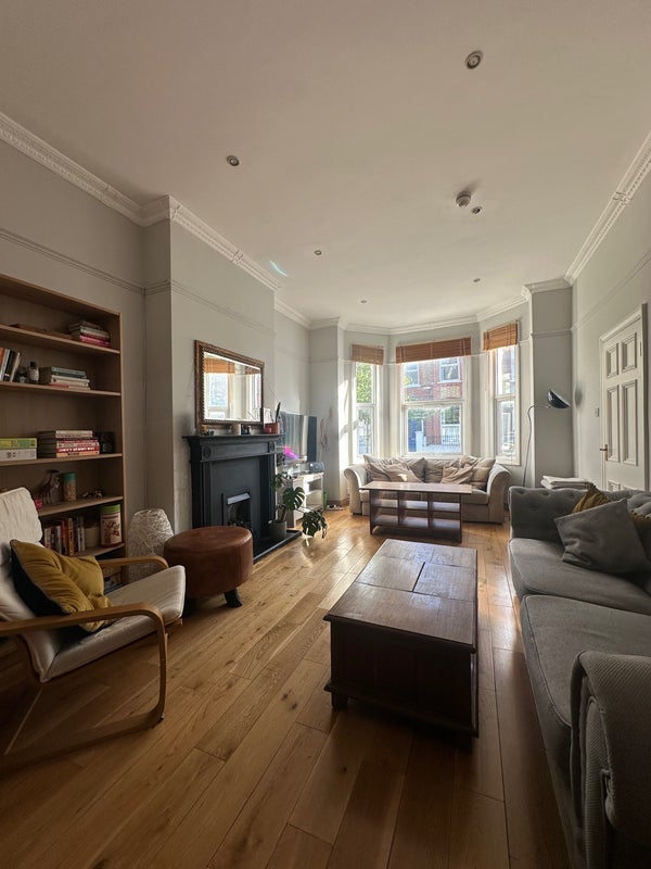 Room Dafforne Road in Greater London