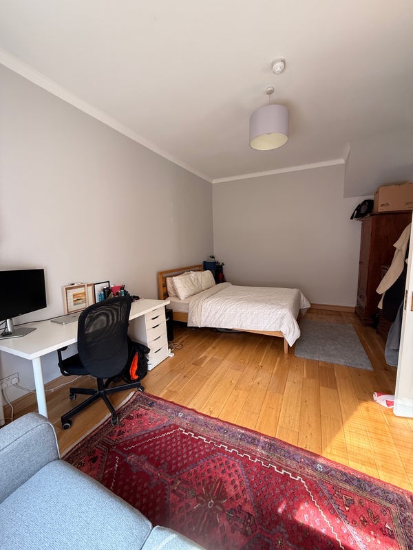 Room Dafforne Road in Greater London