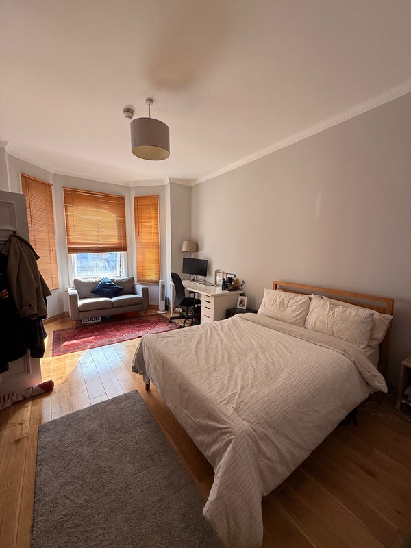 Room Dafforne Road in Greater London