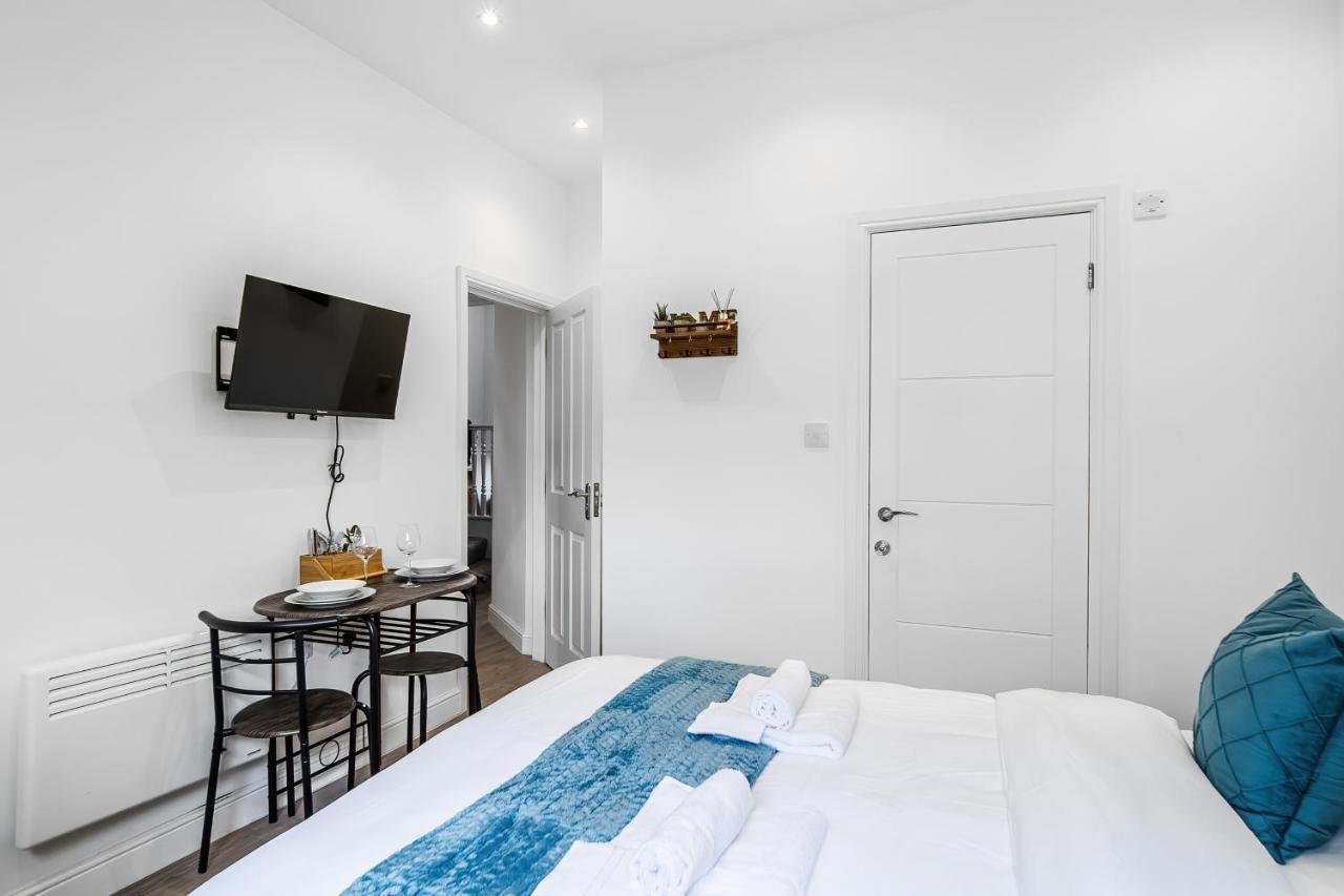 Flat Scarle Road in Greater London