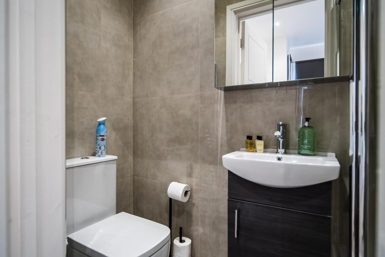 Flat Scarle Road in Greater London