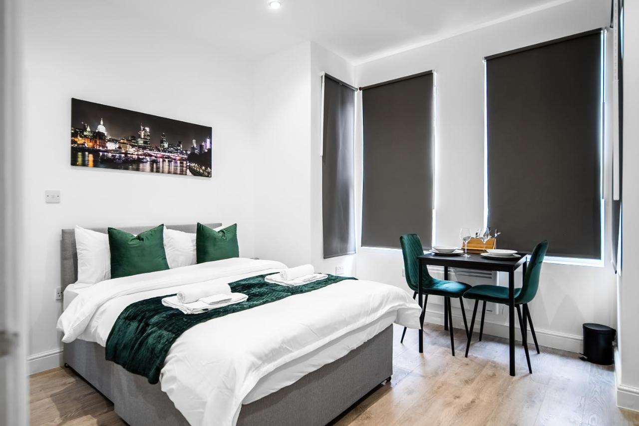Flat Scarle Road in Greater London