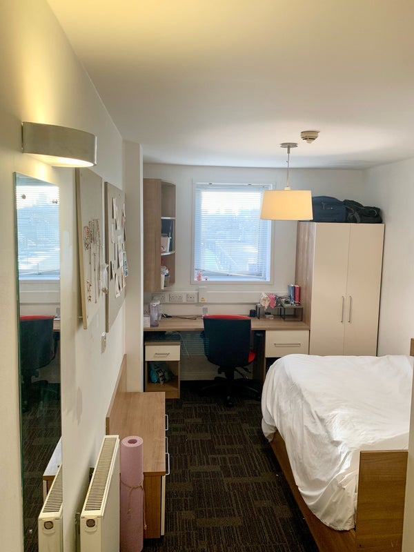 Room Manor Gardens in Greater London