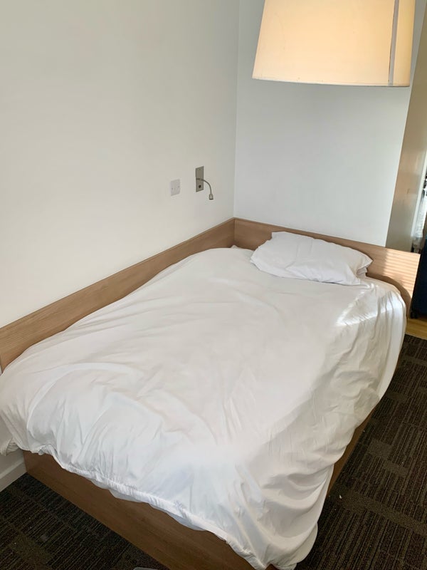 Room Manor Gardens in Greater London
