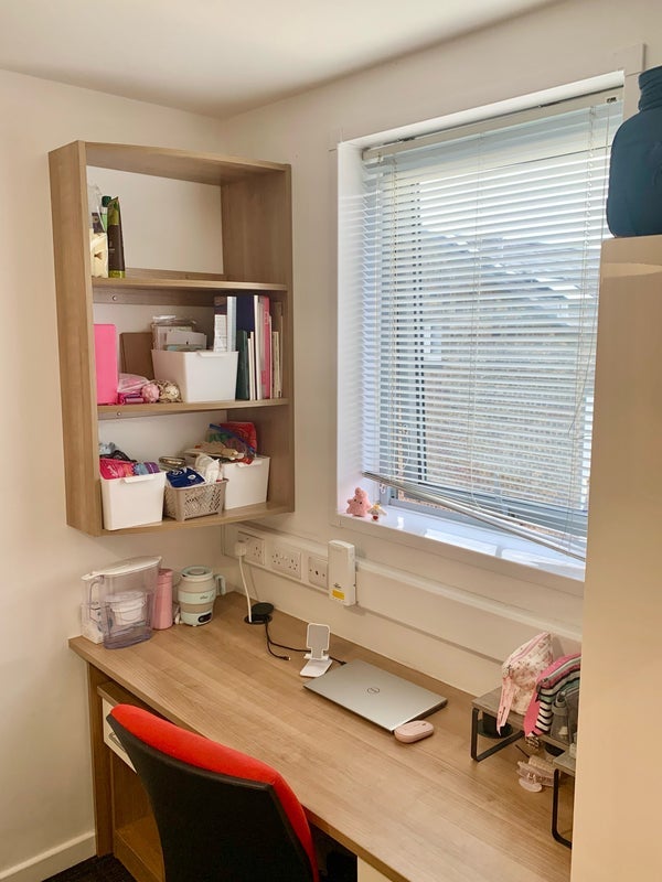 Room Manor Gardens in Greater London