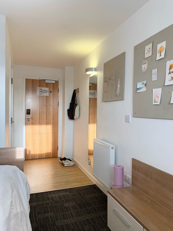 Room Manor Gardens in Greater London