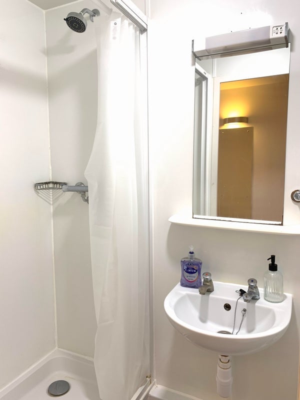 Room Manor Gardens in Greater London